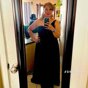 It is beautiful long black for night, komodo black color, size L